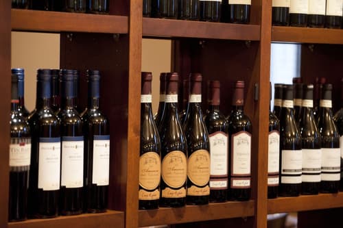 Lord Elgin Hotel, Bar (on property)