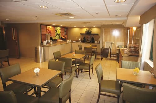 La Quinta Inn & Suites by Wyndham Boston Somerville, Breakfast area