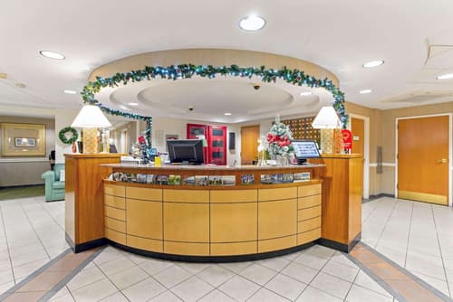 La Quinta Inn & Suites by Wyndham Boston Somerville, Lobby
