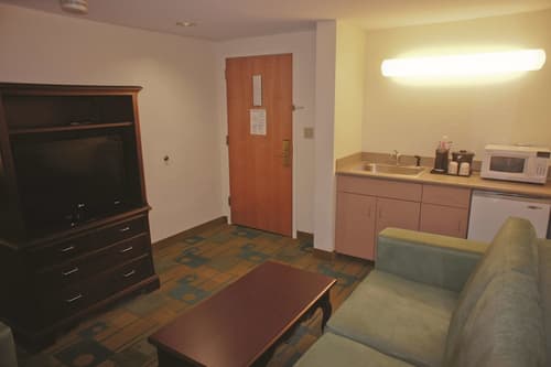 La Quinta Inn & Suites by Wyndham Boston Somerville, Room