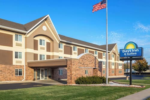 Days Inn & Suites by Wyndham Green Bay WI.