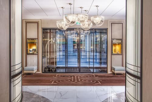 Hotel Bristol, Reception