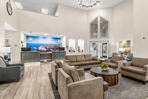 La Quinta Inn & Suites by Wyndham Newport, Lobby