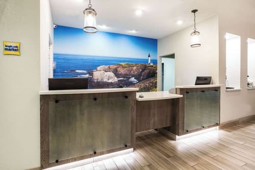 La Quinta Inn & Suites by Wyndham Newport, Lobby