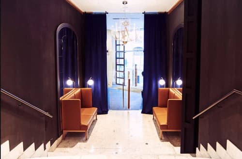 Occidental León Alfonso V, Interior entrance