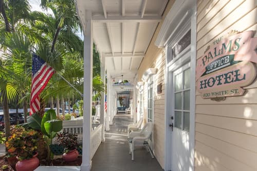 The Palms Hotel, Lobby lounge