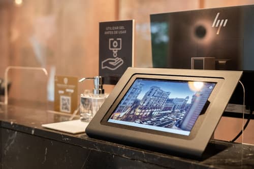 Hotel Regente, Reception