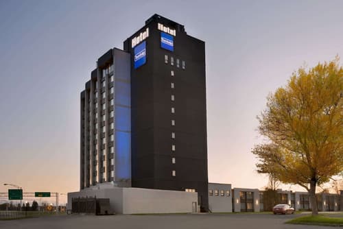 Travelodge by Wyndham Hotel & Convention Centre Quebec City