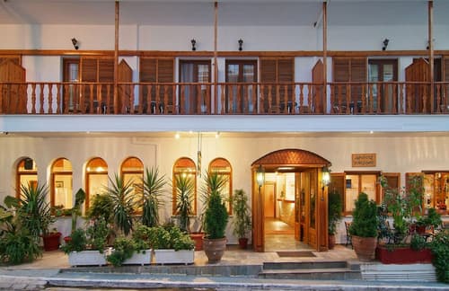 Acropole Delphi, Front of property