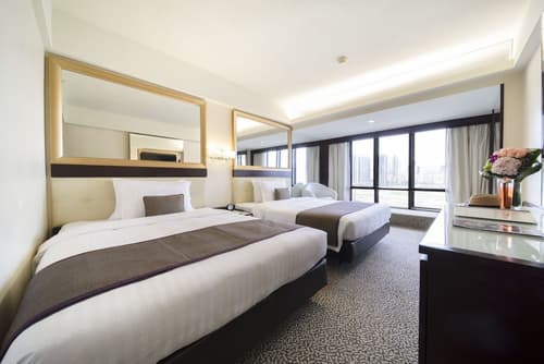 Regal Oriental Hotel, Room