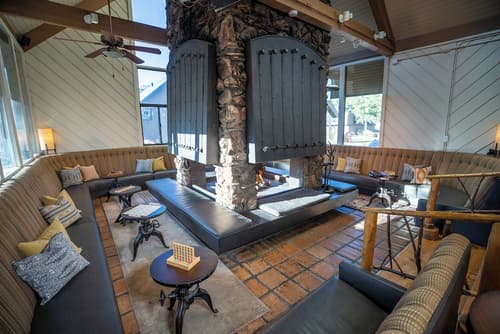 Outbound Mammoth, Lobby sitting area