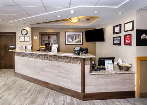 Gray Wolf Inn & Suites, Lobby