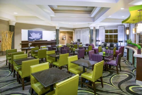 La Quinta Inn & Suites by Wyndham St. Louis Westport, Lobby