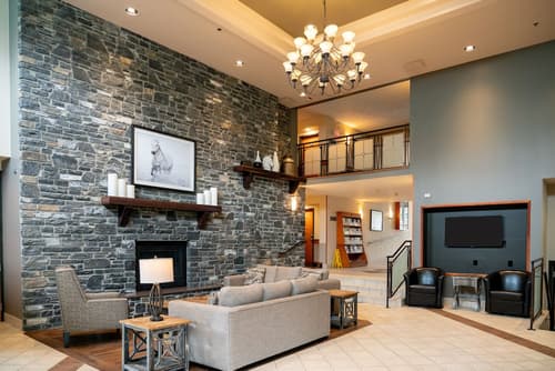 Pocaterra Inn and Waterslide, Lobby