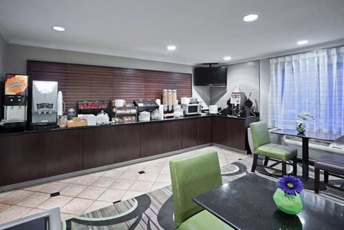 La Quinta Inn & Suites by Wyndham Cleveland Macedonia