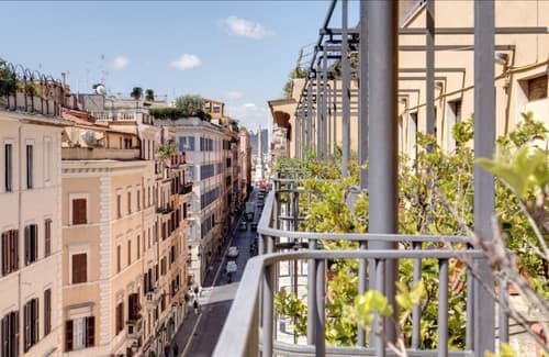 Hotel King, Primary image