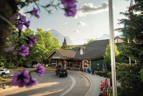Lake Louise Inn, Lobby