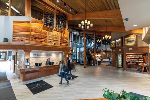 Lake Louise Inn, Lobby