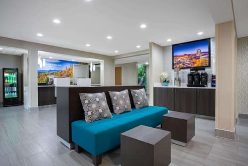 La Quinta Inn & Suites by Wyndham Roanoke Salem, Lobby