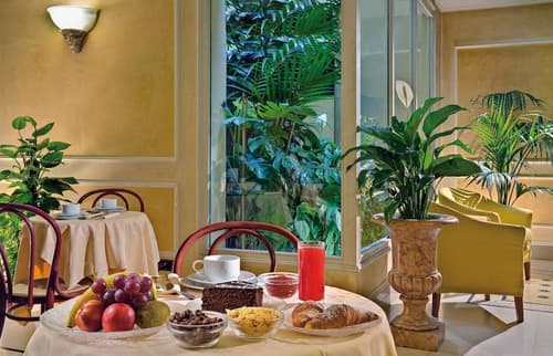 Corona D'italia, Primary image