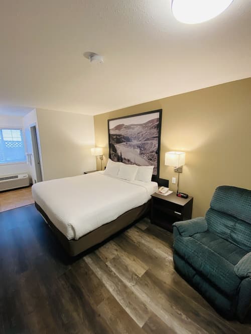 Super 8 by Wyndham 100 Mile House, Room