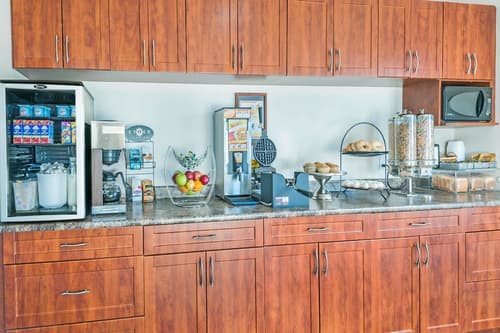 Super 8 by Wyndham 100 Mile House, Breakfast area