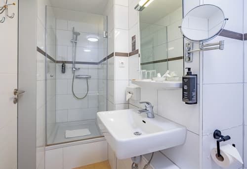 Rugs Hotel Düsseldorf – Self Check- In, Room