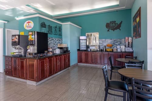 Super 8 by Wyndham Conference Center NAU/Downtown, Breakfast area