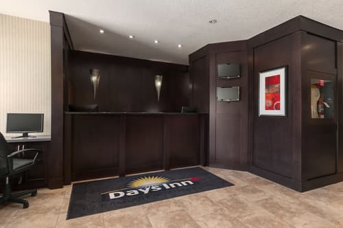 Days Inn by Wyndham Calgary Northwest, Lobby