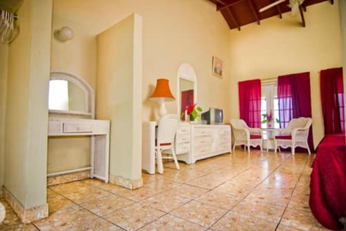 Silver Seas Hotel, Living room