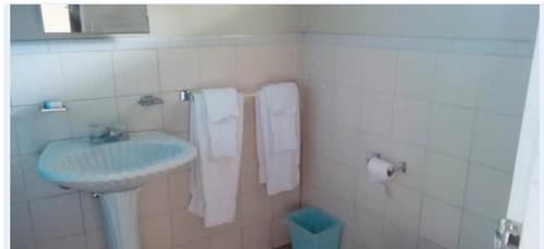 Silver Seas Hotel, Bathroom