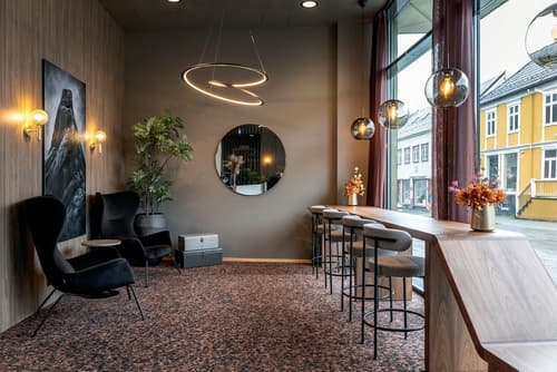 Quality Hotel Saga, Reception