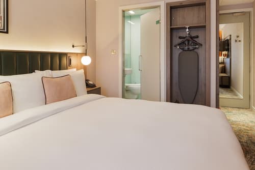 The Memoir Club (formerly Ambassadors Bloomsbury), Room