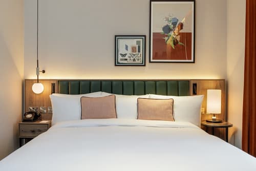 The Memoir Club (formerly Ambassadors Bloomsbury), Room