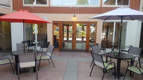 Econo Lodge Inn & Suites