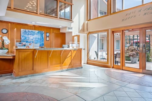 Econo Lodge Inn & Suites