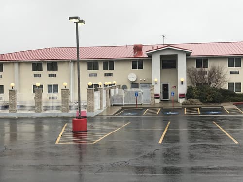 Americas Best Value Inn Cedar City, Courtyard