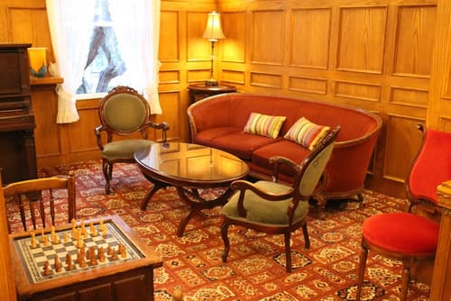 James Bay Inn Hotel & Suites, Lobby sitting area