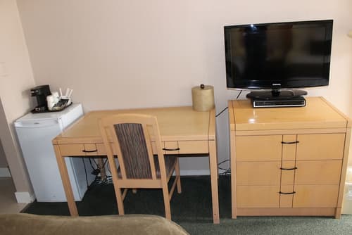 Howard Johnson by Wyndham Downtown Kamloops, Room