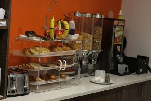 Howard Johnson by Wyndham Downtown Kamloops, Breakfast area