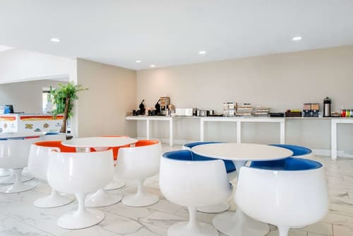 Clarion Inn & Suites Kissimmee-Lake Buena Vista South, Breakfast area