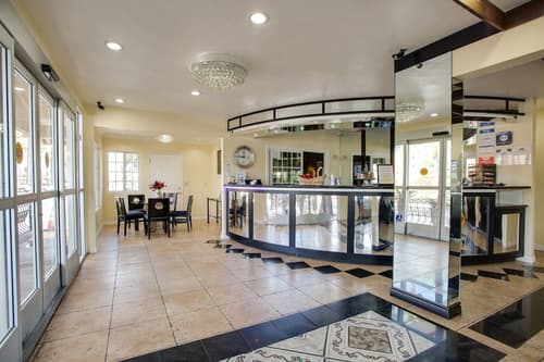 Best Inn & Suites, Reception