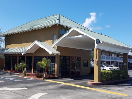 Econo Lodge Cocoa Beach - near the Port, Property entrance