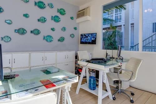 Bayside Hotel, Reception