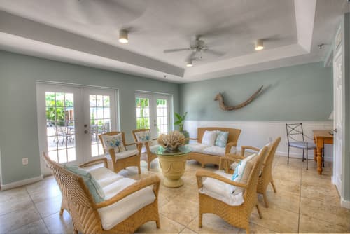 Naples Garden Inn, Interior entrance