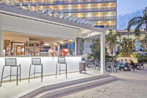 Sol Costa Daurada, Swim-up bar