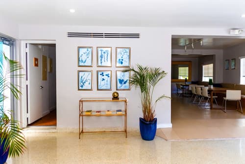 Aqua Hotel & Suites, Lobby sitting area