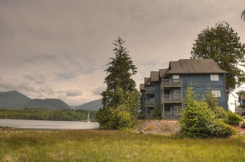 Waters Edge Shoreside Suites