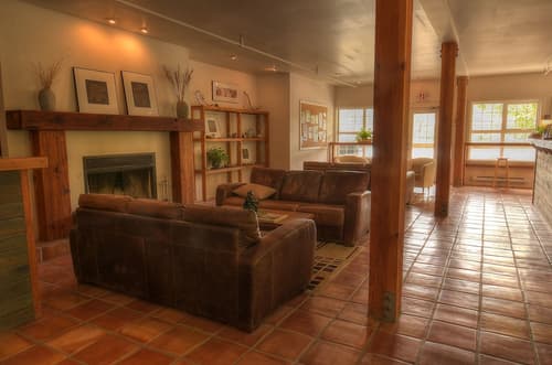 Waters Edge Shoreside Suites, Lobby sitting area