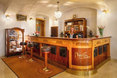 Hotel Mucha, Reception